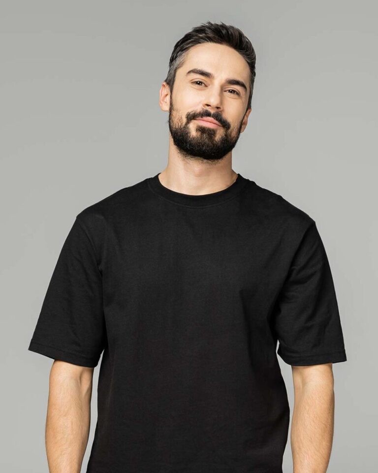 Menokind - Menokinds historie confident-and-relaxed-bearded-and-brunette-man-in-R9GDWR6