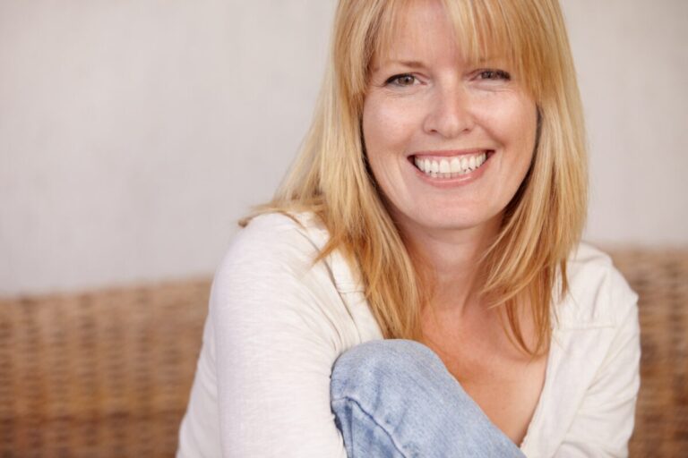 Menokind - Menokinds historie Im comfortable in my own skin. A beautiful mature woman smiling in her home.