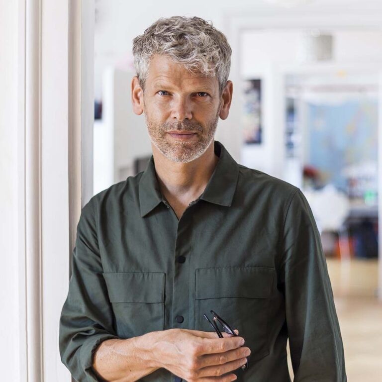 Menokind - Menokinds historie portrait-of-mature-man-with-grey-hair-and-stubble-N2FETGY