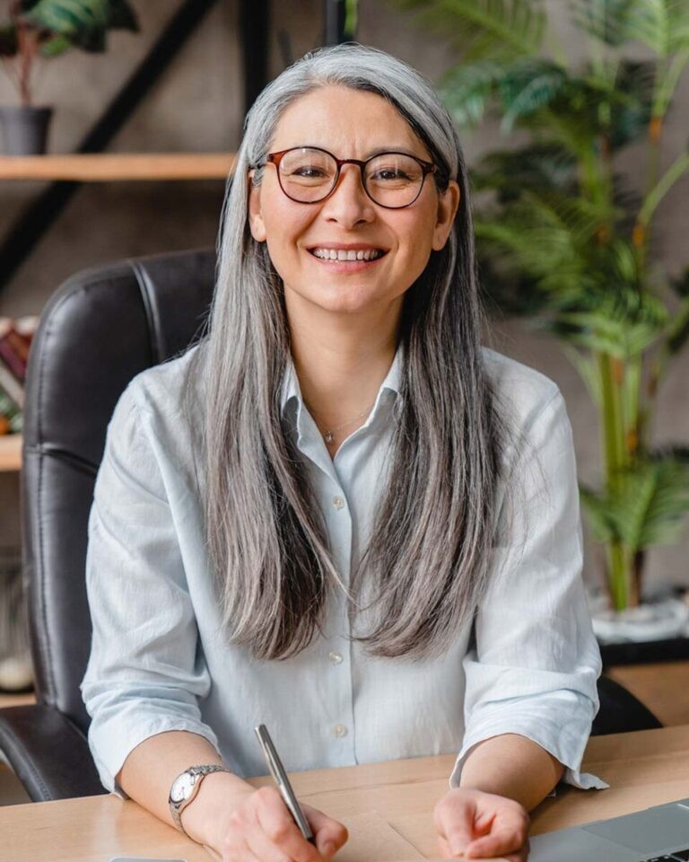 Menokind - Menokinds historie vertical-shot-of-a-successful-middle-aged-woman-at-D86XSZB