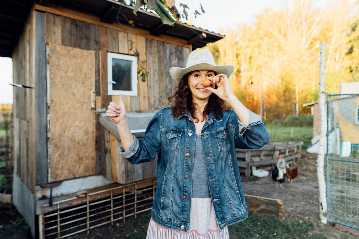 Menokind - Fakta om østrogen — fra urkraft til breakup With a beaming smile, a hobby woman farmer displays a perfect egg
