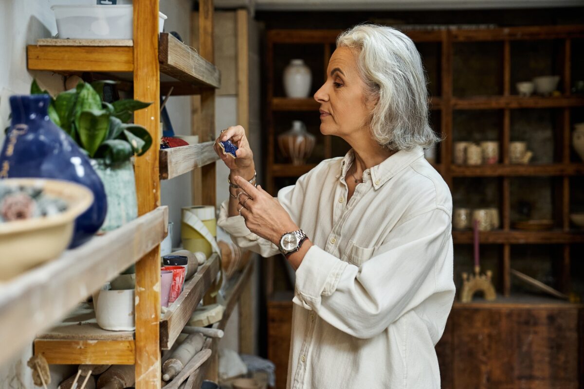 Menokind - Fakta om testosteron — det glemte hormon A thoughtful mature woman organizing her artistic workspace with creative passion in a serene studio