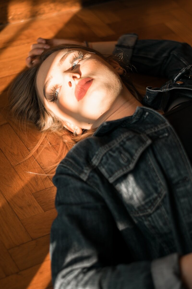 Menokind - Peri-PMS — når PMS får besøg af den onde storesøster a person sitting on the floor