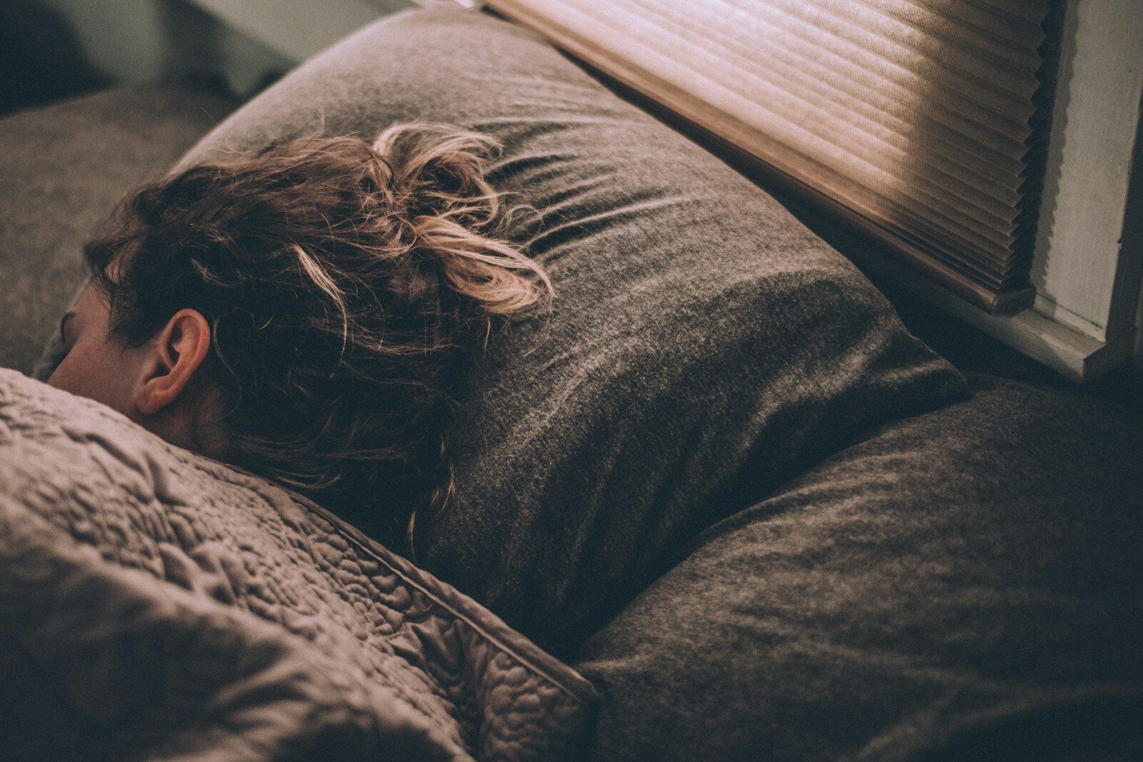 Menokind - Søvnløshed — når de nærige nætter tager overskuddet woman sleeping on bed under blankets