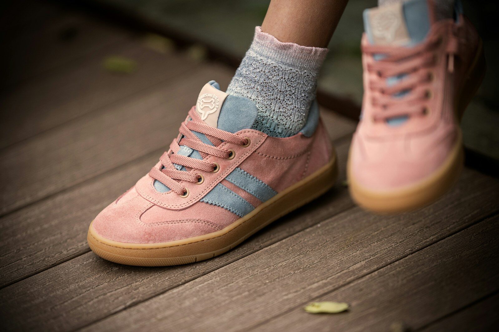 Menokind - Fakta om testosteron — det glemte hormon Pink sneakers with blue stripes are on display.