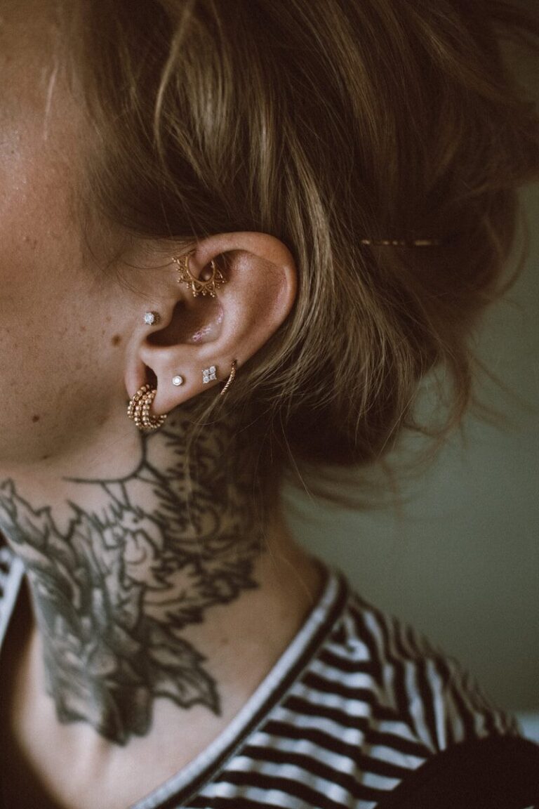 Menokind - FORSIDE a woman with a tattoo on her ear
