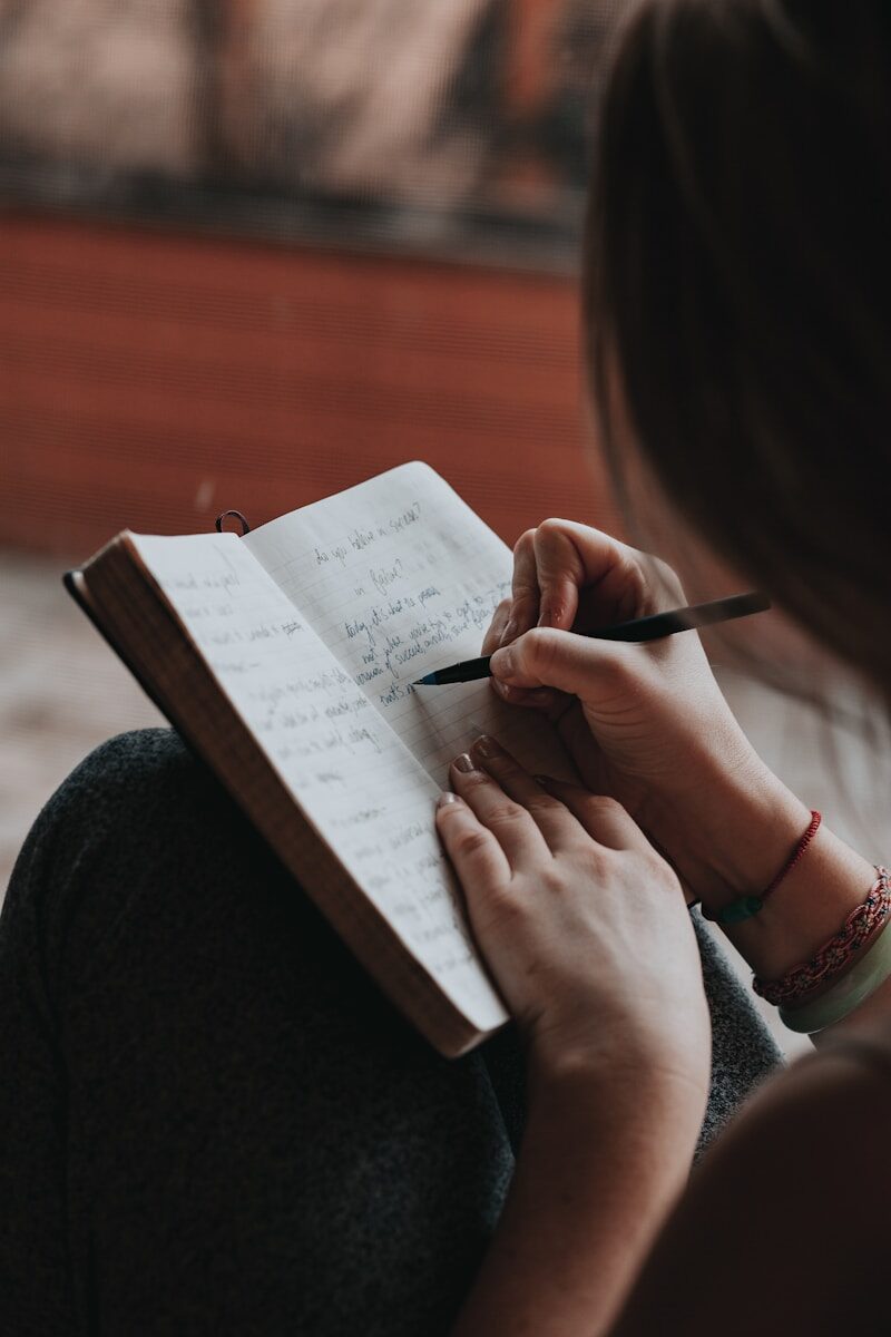 Menokind - 60% oplever angst/depression som symptom i perimenopausen unknown person writing