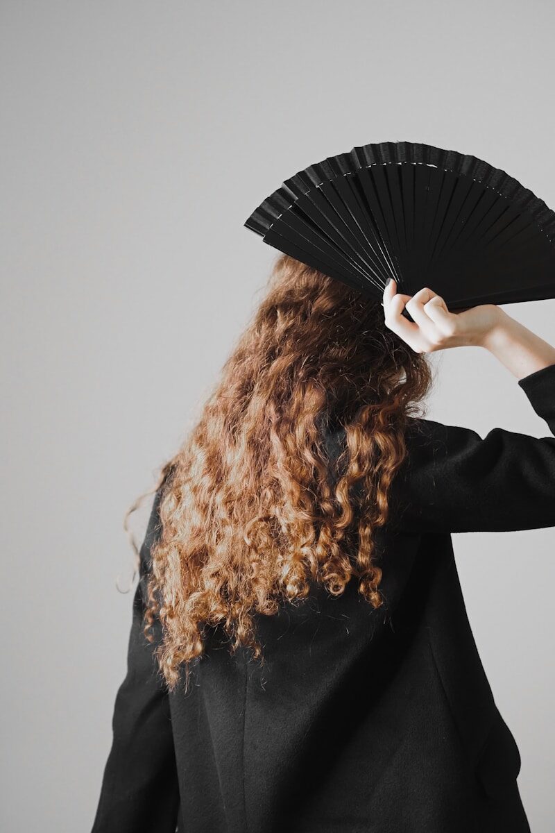 Menokind - Hvad overgangsalder har lært mig om Tivoli, mørke og søstersind woman in black long sleeve shirt holding black umbrella